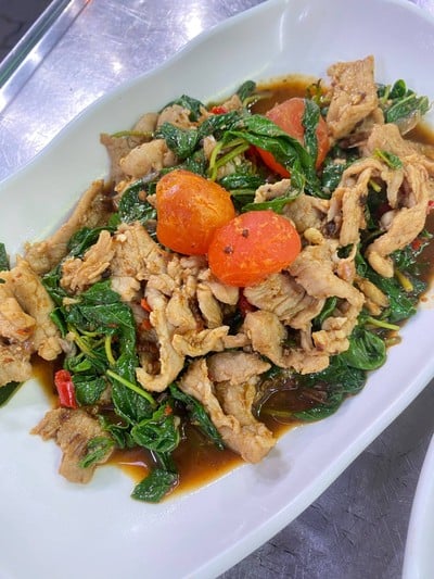 กระเพราหมูไข่มังกร