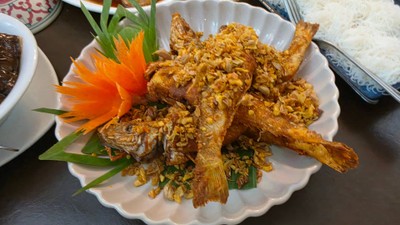 ปลาทรายทอดขมิ้น