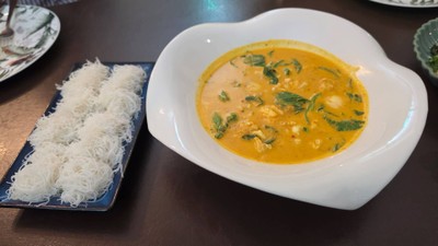 แกงเนื้อปูใบชะพลู-เส้นหมี่
