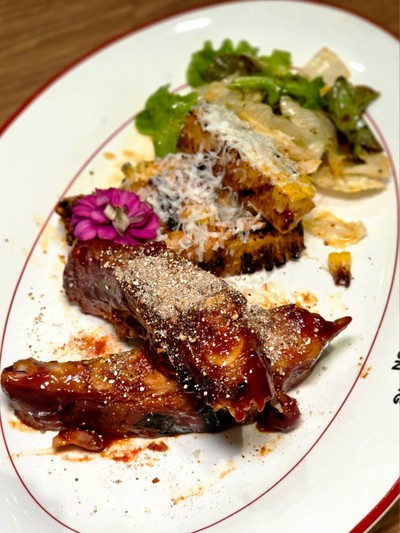 ซี่โครงหมูย่างพริกเผาคลุกฝุ่นและข้าวโพดชีส