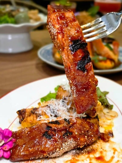 ซี่โครงหมูย่างพริกเผาคลุกฝุ่นและข้าวโพดชีส