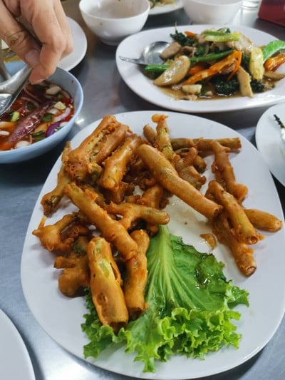 ยำ(ก้าน)ผักบุ้งทอดกรอบ