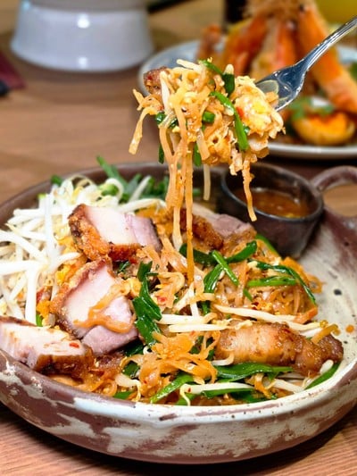 หมี่โคราชหมูกรอบ