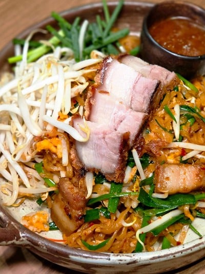 หมี่โคราชหมูกรอบ