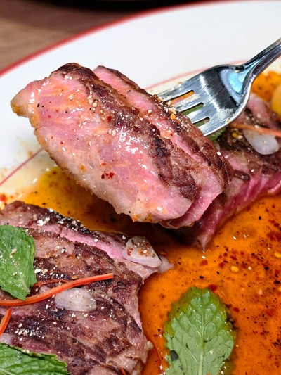 สเต็กและมันฝรั่งเกลียวทอดในซอสเนยแจ่ว