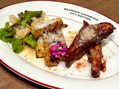 ซี่โครงหมูย่างพริกเผาคลุกฝุ่นและข้าวโพดชีส