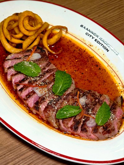 สเต็กและมันฝรั่งเกลียวทอดในซอสเนยแจ่ว