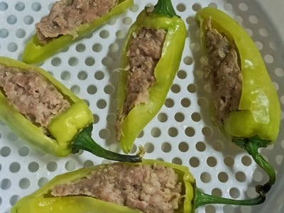 วิธีทำ พริกหยวกยัดไส้ห่อแพไข่รังบวบ