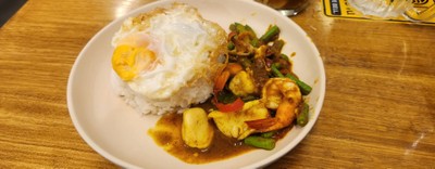 ผัดพริกแกงทะเลไข่ดาว