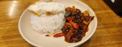 หมูกรอบผัดเผ็ดไข่ดาว