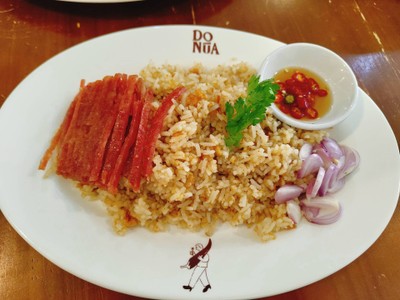 ข้าวผัดดอกเกลือเสิร์ฟพร้อมหมูหวาน