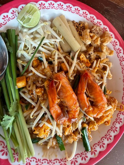 ผัดไทโบราณเส้นจันทร์กุ้งกากหมู