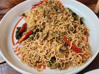 มาม่าผัดฉ่าหอยลาย