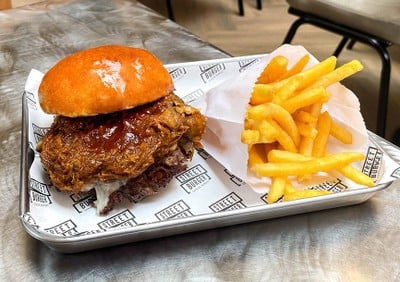 ไส้เป็นbraised short ribs+smashed beef patty ก็จะออกหวานๆหน่อย