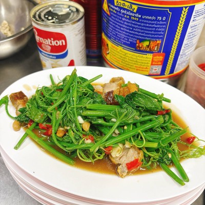 ยอดฟักแม้วหมูกรอบ