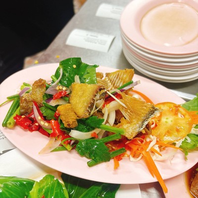 ยำปลาสลิดทอด