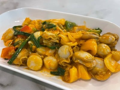 หอยเชลล์ผัดไข่เค็ม