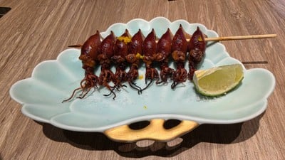 ปลาหมึกกิ่งห้อยเสียบไม้ย่าง