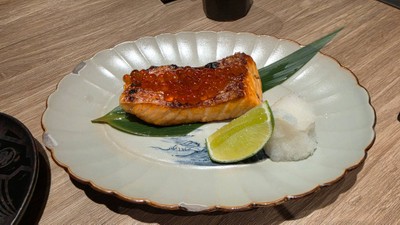 ปลาแซลมอนย่างโรยไข่ปลาแซลมอน