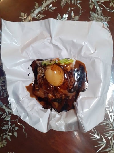 ข้าวหมูแดง หมูกรอบ กุนเชียง ไข่