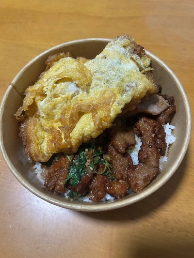ข้าวกะเพราสันคอหมูทอด + ไข่เจียว
