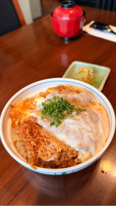 Katsudon (คัทสึด้ง (ข้าวหน้าหมูทอด)