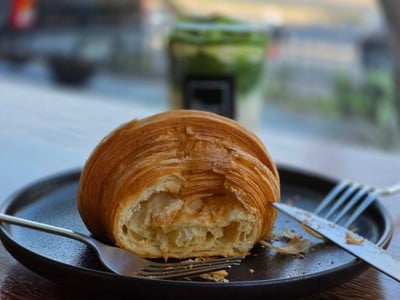 PLAIN CROISSANT