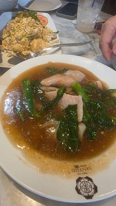 ราดหน้าคะน้าฮ่องกง (เล็ก)