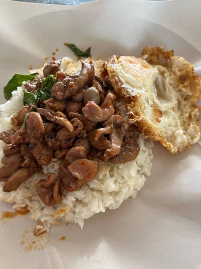 กะเพราเครื่องในไก่