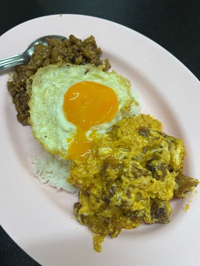 ข้าวผงกะหรี่หมูกรอบ + หมูสับหวาน