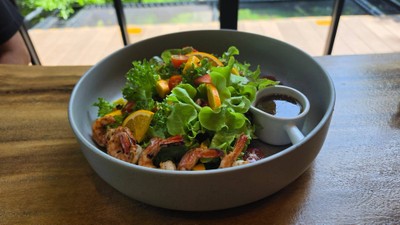 สลัดกุ้งย่างอโวคาโด้