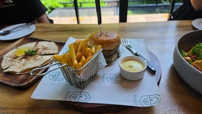 เบอเกอร์เนื้อออสซอสครีมซีส