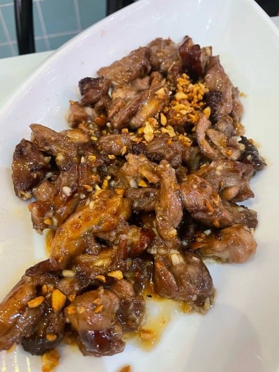 เนื้อเป็ดทอดกระเทียม