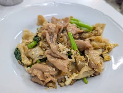 เส้นใหญ่ผัดซีอิ๊วใส่ไข่