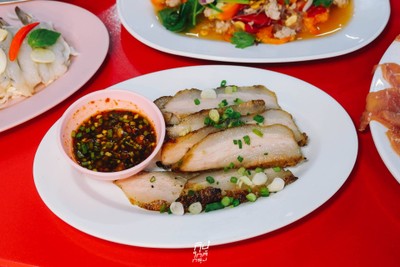 ส้มตำเจ๊แอนทองหล่อ อร่อยสุดคุ้ม 10 เมนู แค่แบงค์พันใบเดียววว