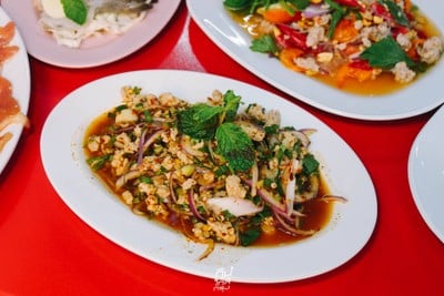 ส้มตำเจ๊แอนทองหล่อ อร่อยสุดคุ้ม 10 เมนู แค่แบงค์พันใบเดียววว