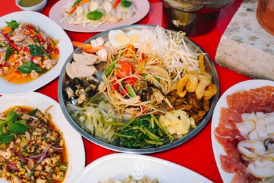 ส้มตำเจ๊แอนทองหล่อ อร่อยสุดคุ้ม 10 เมนู แค่แบงค์พันใบเดียววว