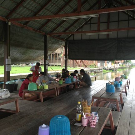 บรรยากาศแพกลางน้ำ ข้างวัดต้นเชือก