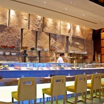 ลองเปลี่ยนมานั่งทานอาหารต่อหน้าเชฟ ก็น่าสนุกดีนะ