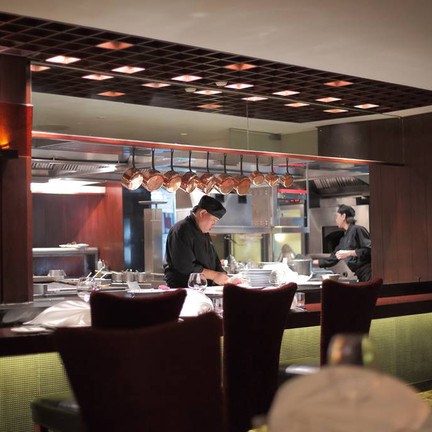 open kitchen กลางร้าน