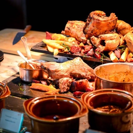 ไลน์เนื้อมีหลากหลายแบบกริลล์มาแล้วสั่งเชฟบริการได้เลยครับ มีซอสให้เลือกหลายแบบ