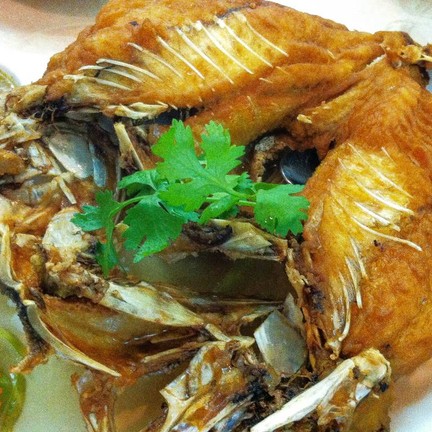 ปลากระพงทอดราดน้ำปลา