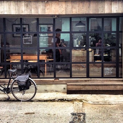 GRAPH CAFE หน้าร้านเก๋ เท่ค่ะ