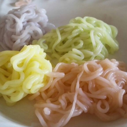 ขนมจีนสีสันสวนงามจากสมุนไพร