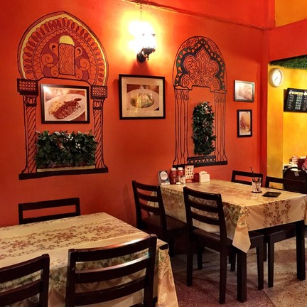 หน้าต่างหลอกๆ ทำให้ร้านดูกว้างขึ้นเลย