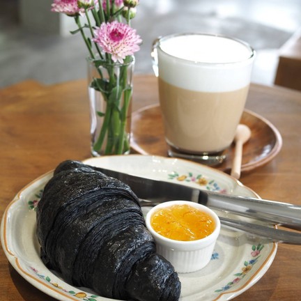 charcoal croissant ฿65