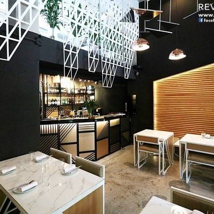 ห้องแอร์ขนาดเล็ก ตกแต่งสมัยใหม่เรียบง่ายใช้โทนสีสว่างสะอาดนุ่มนวลสบายตา