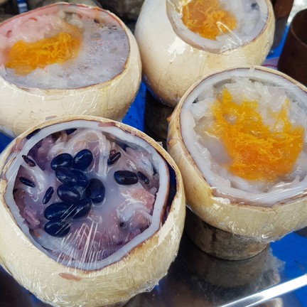  ข้าวหลามในลูกมะพร้าวร้อนๆราคา 35 ถึง 40 บาท