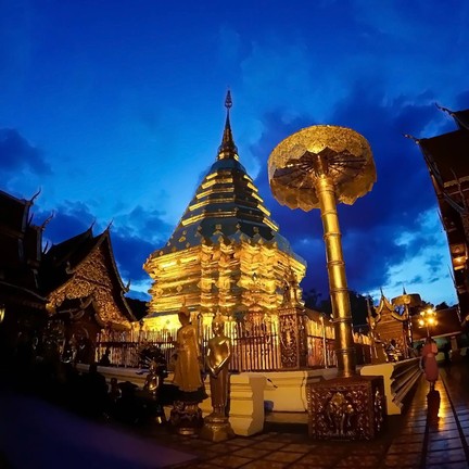 ความงดงามยามค่ำคืนกับแสงบลูไลน์กับพระธาตุดอยสุเทพ