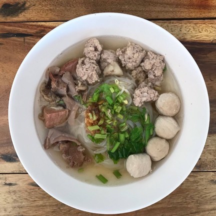 หมูตุ๋นเปื่อยมากครับ หมูสับรสชาติธรรมชาติไม่ใช่หมูเด้งลูกชิ้นหมูอย่างดีน้ำซุปอร